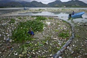 Plastic garbage covers Central American rivers, lakes and beaches