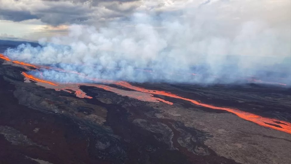Mauna Loa : le plus grand volcan actif du monde en éruption