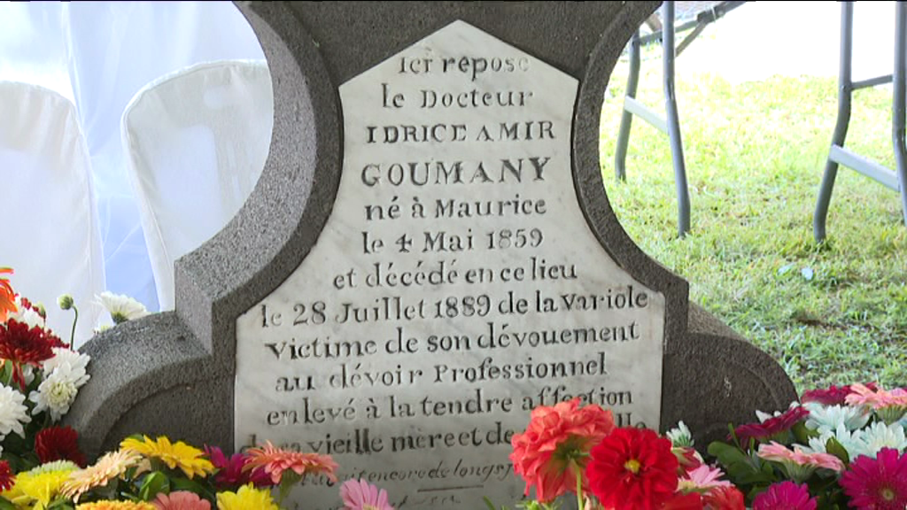 [VIDÉO] Dépôt de gerbes à Pointe-aux-Canonniers sur la tombe du Dr Amir Idrice Goumany