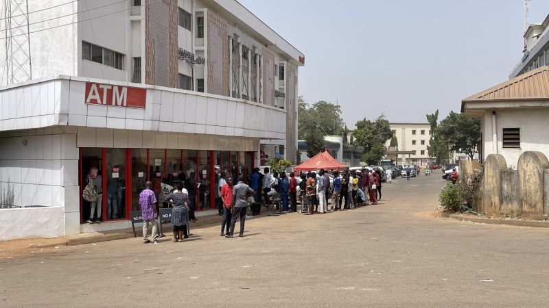 Nigeria delays plans to replace its banknotes after chaotic scenes at ATMs | CNN Business