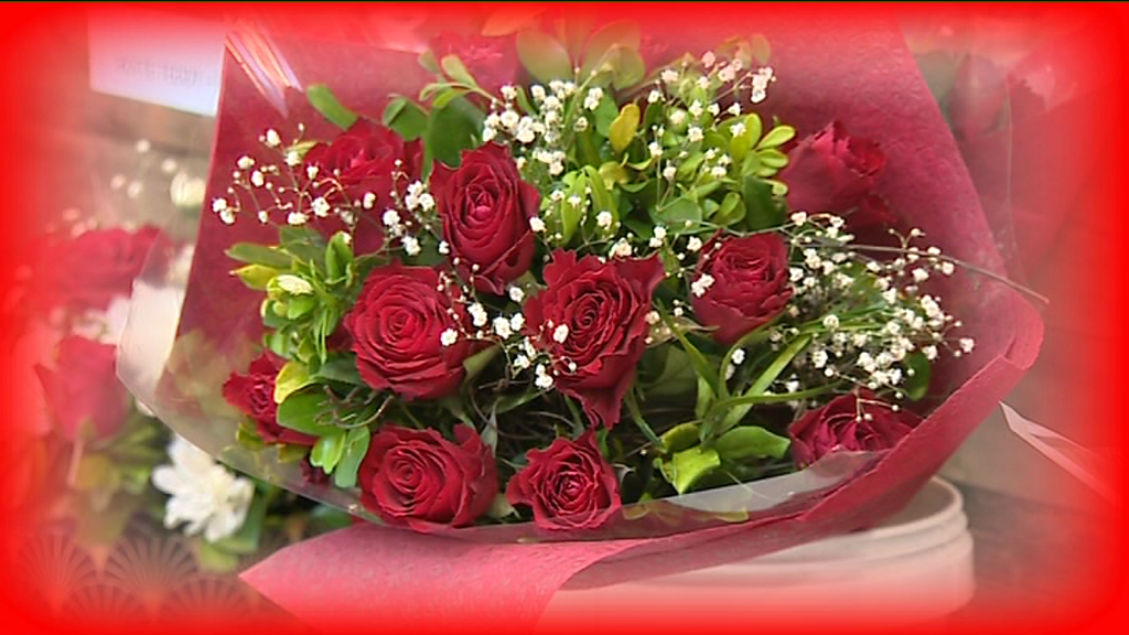 [VIDÉO] St Valentin : la célébration avec les échanges de vœux, cadeaux et fleurs