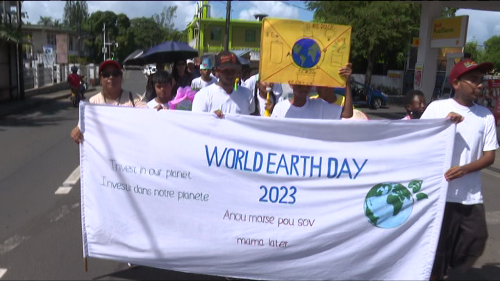 [VIDÉO] Journée mondiale de la Terre : une marche symbolique pour sensibiliser à la protection de l'environnement