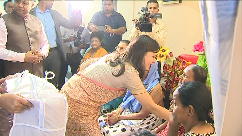 [VIDÉO] Dr Chiranjeev Bhardwaj Ashram : Mme Kobita Jugnauth rend visite aux résidentes dans le cadre de la fête des Mères