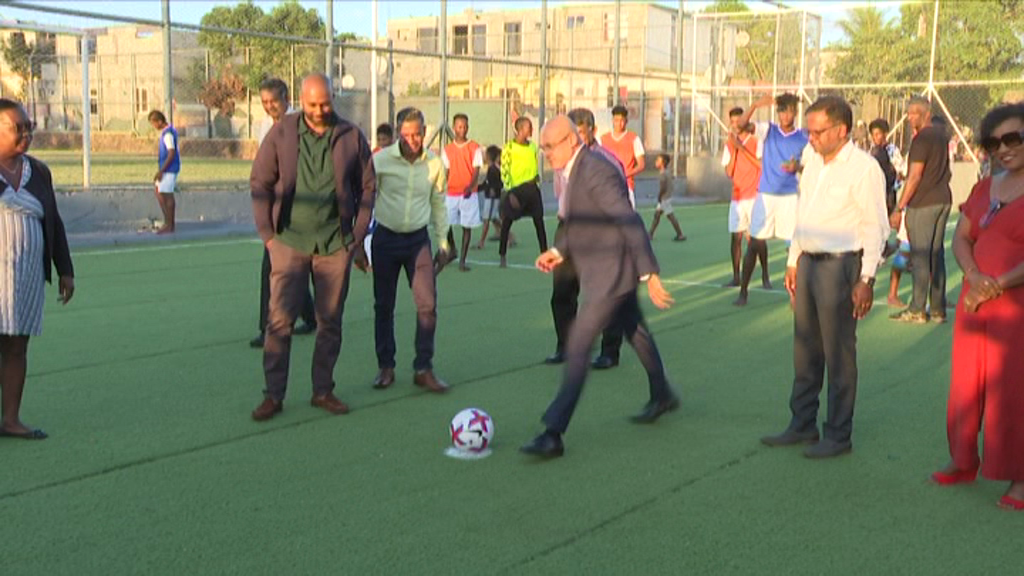 [VIDÉO] Saint-Malo : inauguration d'un mini synthétique soccer pitch en présence du ministre Callichurn
